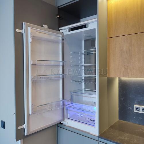 встроенный в кухню холодильник