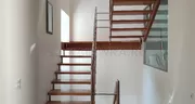 Лестница с металлическими перилами